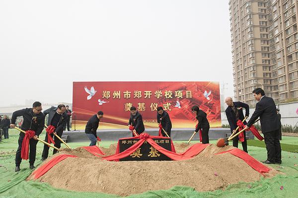 与会领导为建设项目培土奠基