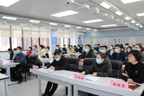 认真听取报告