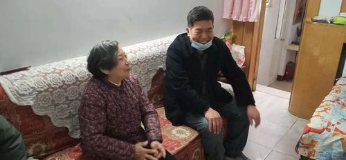 与老教师笑谈新春