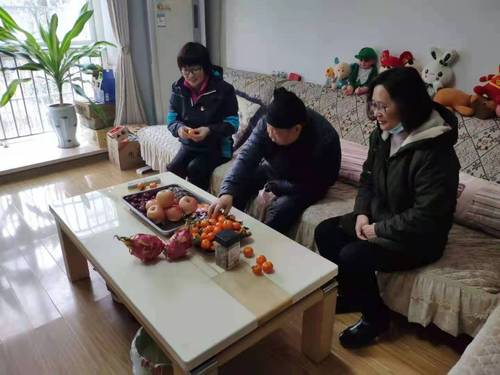 与老教师共叙情谊