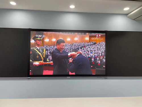 习总书记颁发奖章