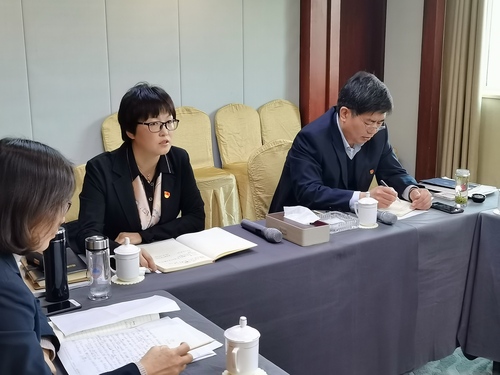 书记周继莉主持研讨会