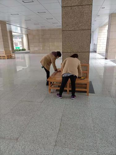 擦拭大厅座椅