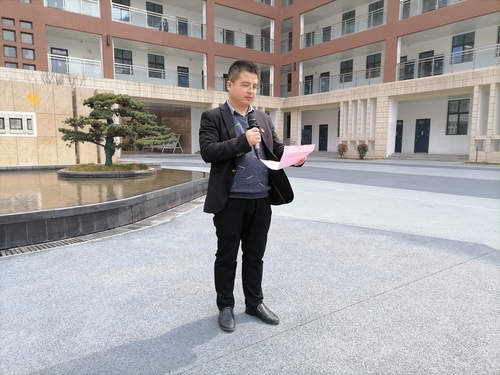 团委书记闫山林带领大家重温雷锋语录