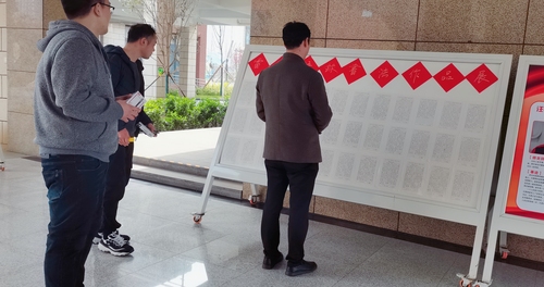 张校长观看学生作品