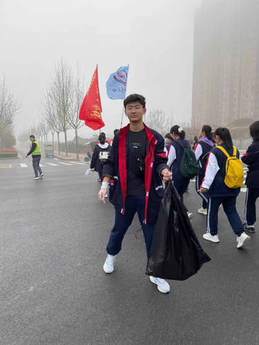 行进途中志愿者