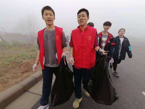 行进中的志愿者