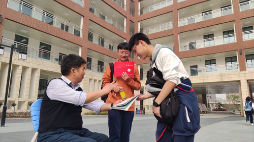 校长签发勇士证