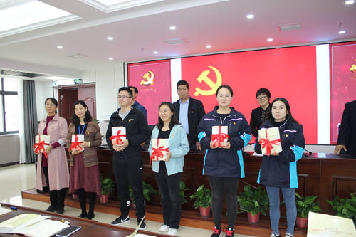 各支部派代表领书