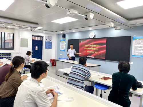图 4 学校领导聆听课题组教师代表汇报工作