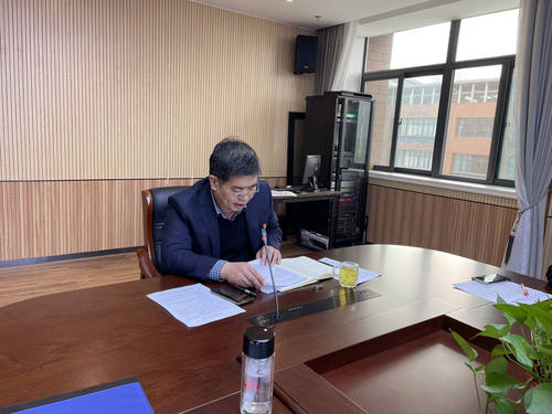 党总支副书记、校长王书欣传达精神