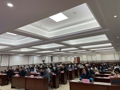 党员教师、团员教师认真聆听