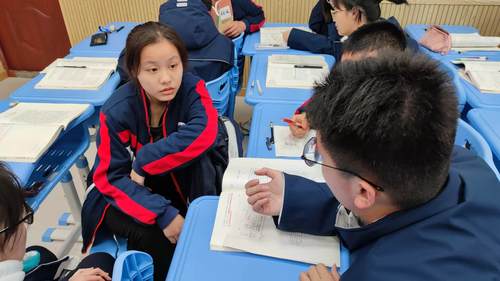 学生积极讨论