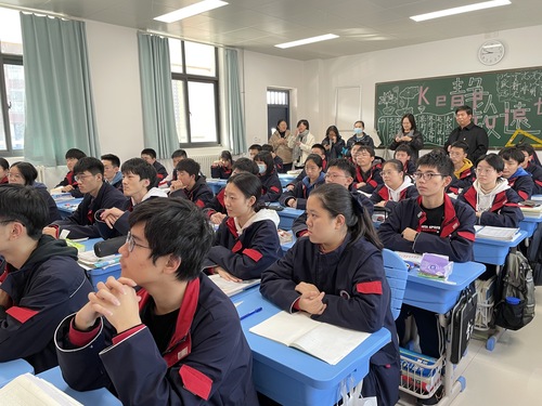 学生认真听讲