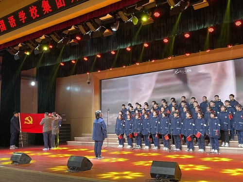 高一二班演唱《星火燎原》