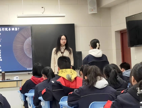 丁嘉轩老师在上课