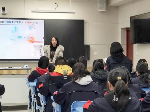 郭艳静老师在上课
