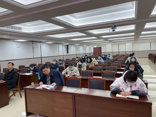 全体行政人员认真记录