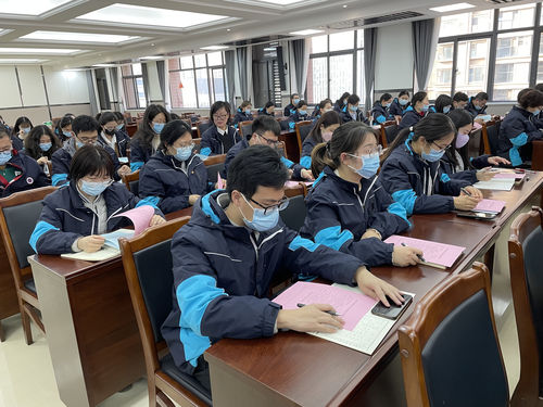 老师们认真填写考核测评表