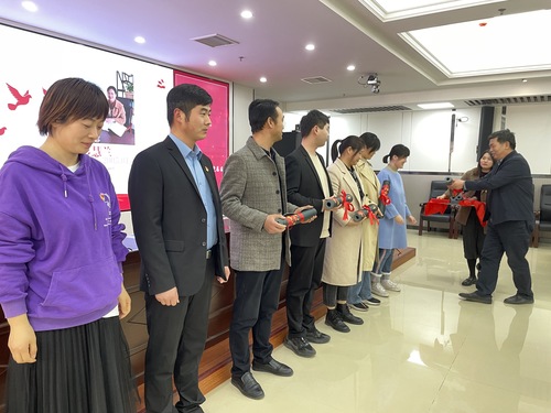校长王书欣送上政治生日礼物