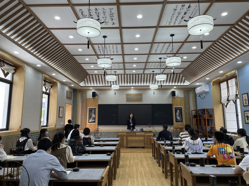 毛杰跟教师交流