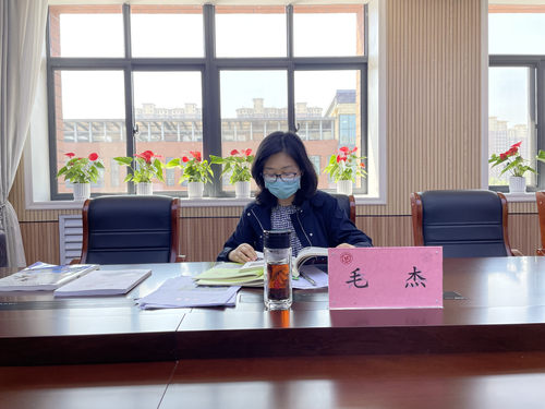 翻阅学校资料