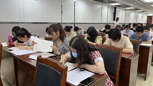 全体教师认真填写《师德考核评价表》