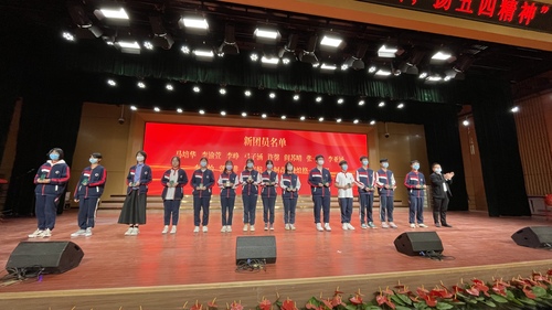颁发团员证
