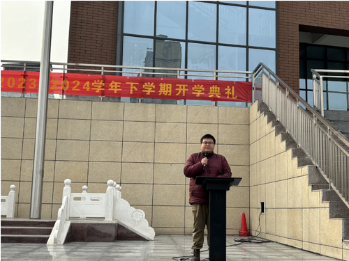 教师代表许博森发言