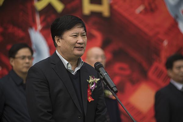 郑州市教育局党组书记、局长王中立宣布奠基仪式开始